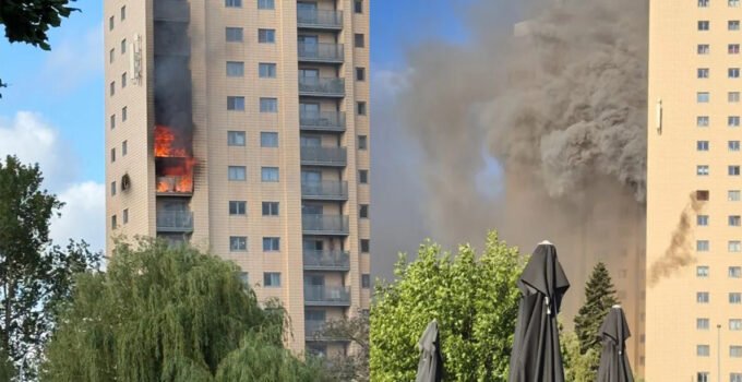 Gent şehrinde bir gökdelen apartmananın yedinci katında çıkan yangında 4 kişi yaralandı.
