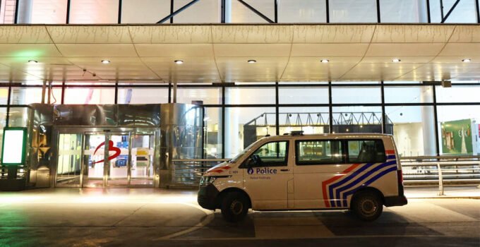 Brüksel Havalimanı’nda meydana gelen bıçaklı saldırıda bir kişi ağır yaralandı