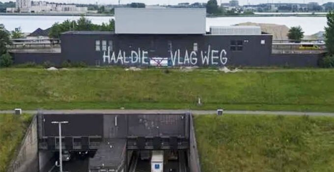 Anvers Kennedy Tüneli üzerindeki yazılı mesaj tartışma yarattı