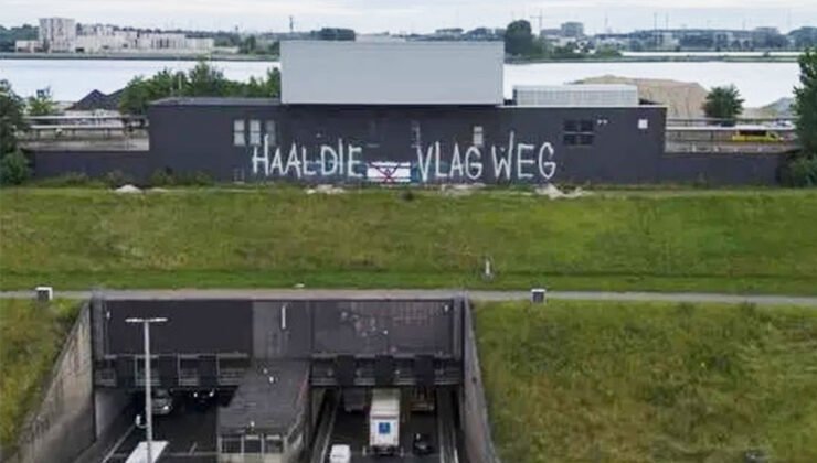Anvers Kennedy Tüneli üzerindeki yazılı mesaj tartışma yarattı