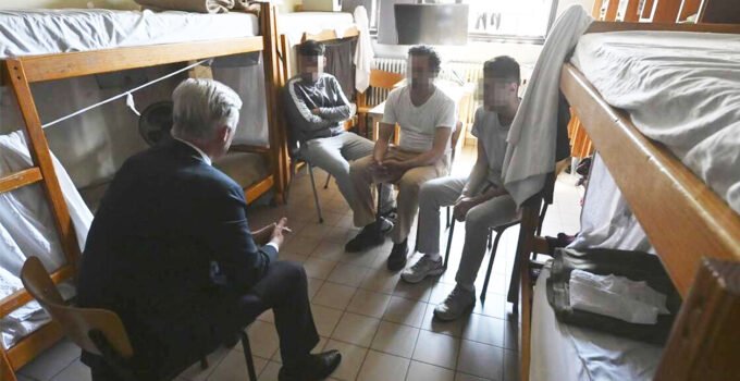 Belçika Kralı Filip, ülkenin en sorunlu hapishanelerden birini ziyaret etti