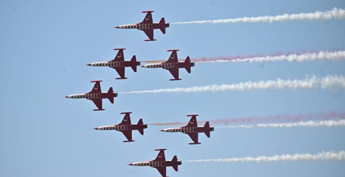 Belçika’da Türk Yıldızlarının gösterisi izleyenlere unutulmaz anlar yaşattı