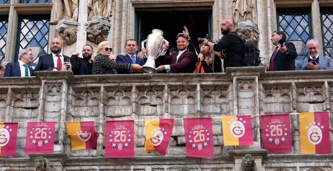 Brüksel sarı-kırmızıya büründü: Galatasaray taraftarı Grand-Place’ı doldurdu