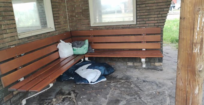 Belçika Gent’te evsizlerin barınma alanları kurduğu haberi üzerine belediye ve polis sahada