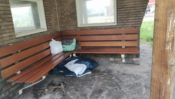 Belçika Gent’te evsizlerin barınma alanları kurduğu haberi üzerine belediye ve polis sahada