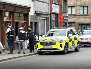 Belçika’nın Gent şehrinde sokak ortasında yumruklu kavga