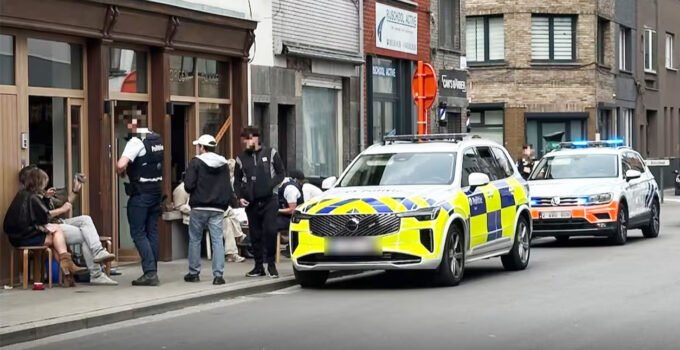 Belçika’nın Gent şehrinde sokak ortasında yumruklu kavga