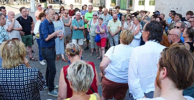 Gent şehrinde görevden uzaklaştırılan okul müdürüne destek gösterisi