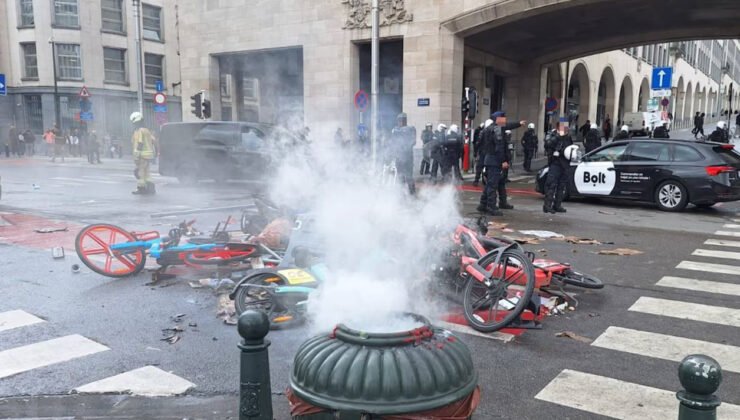 Brüksel’de eğitim protestosu kontrolden çıktı: Polis göz yaşartıcı gaz ve tazyikli su kullandı