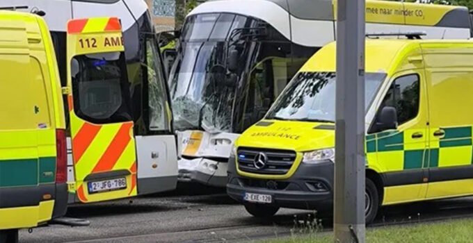 Belçika’da iki tramvay’ın kafa kafaya çarpıştığı kazada ikisi ağır 9 kişi yaralandı