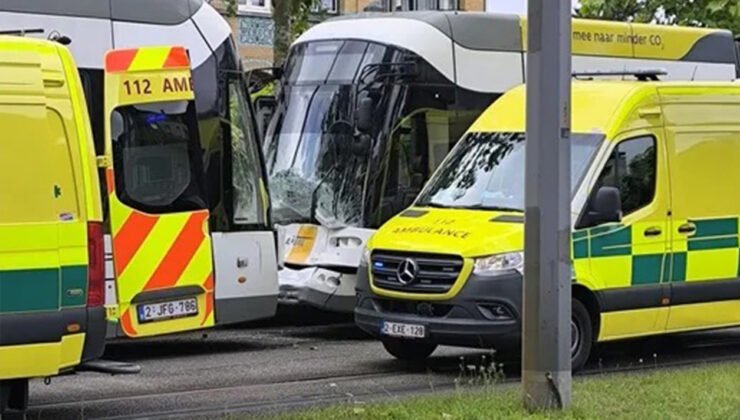 Belçika’da iki tramvay’ın kafa kafaya çarpıştığı kazada ikisi ağır 9 kişi yaralandı
