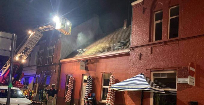 Belçika’nın Gent şehrinde bir eve yıldırım düştü