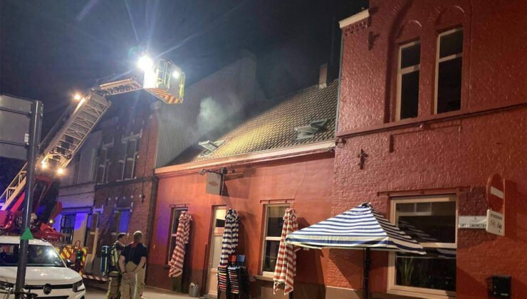 Belçika’nın Gent şehrinde bir eve yıldırım düştü