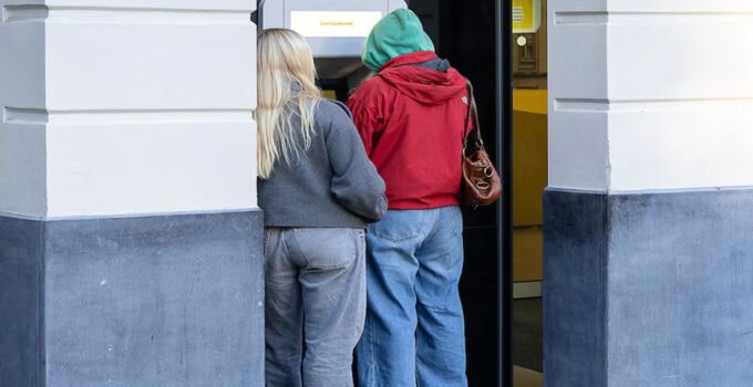 Gent şehrinde çalıntı kartla 420 euro çeken öğrenciye dikkat çeken karar