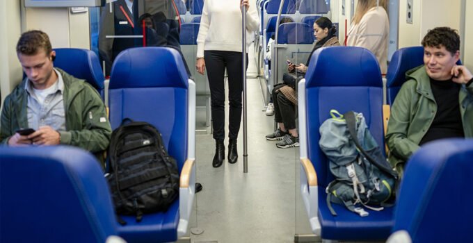 Hollanda’da tren koltuklarına çanta koymak yasaklanıyor: Belçika benzer adım atar mı?