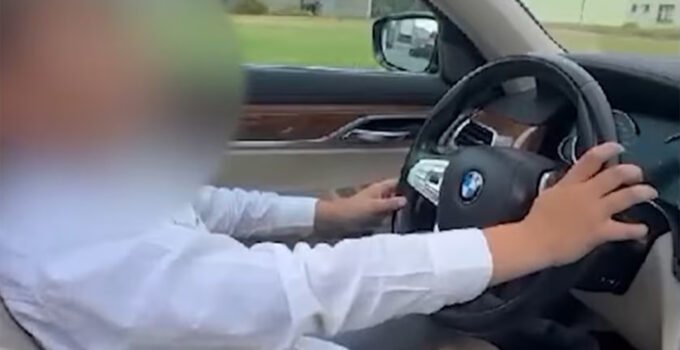 Belçika Sint-Niklaas’da reşit olmayan çocuğun direksiyon başındaki görüntülerine polis soruşturması
