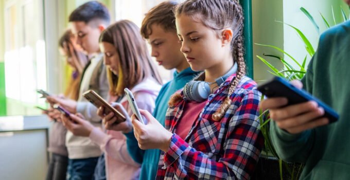 Fransa,15 yaş altı gençler için sosyal medyayı yasaklayan ilk Avrupa ülkesi oldu