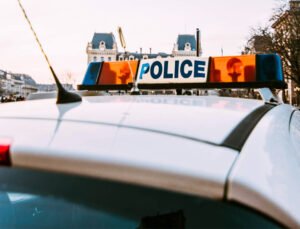 Fransa’da eli bıçaklı kadın polis tarafından vurularak öldürüldü