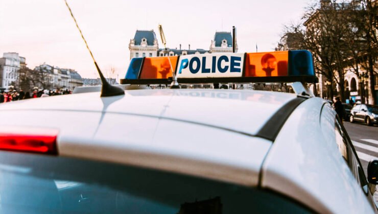 Fransa’da eli bıçaklı kadın polis tarafından vurularak öldürüldü