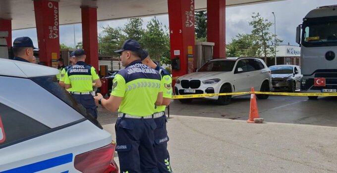 Gurbetçi sürücü akaryakıt istasyonunda tartıştığı iki kardeşe kurşun yağdırdı