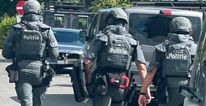 Belçika Kurne’de büyük polis operasyonu : Özel harekat ekipleri bir evi kuşattı