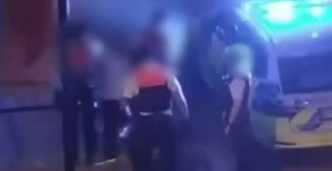 Belçika’da kelepçeli kişiye tokat atan polis için disiplin soruşturması başlatıldı