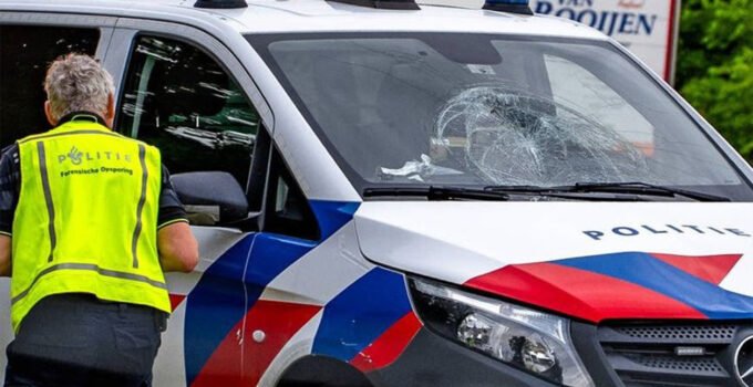 Hollanda’da tutukluları taşıyan polis aracı Belçikalı yayaya çarparak ağır yaraladı