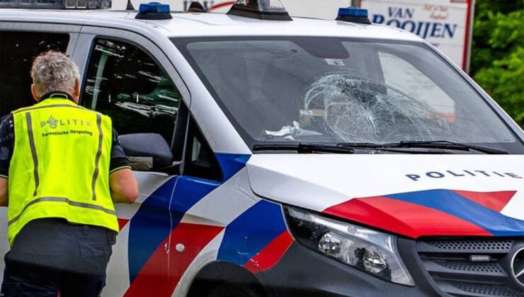 Hollanda’da tutukluları taşıyan polis aracı Belçikalı yayaya çarparak ağır yaraladı