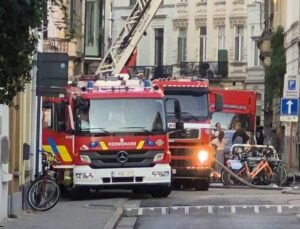 Gent’te boş bir binada çıkan yangın nedeniyle otelden tahliye edilen 200 kişi geceyi spor tesisinde geçirdi
