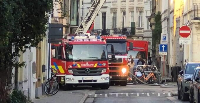 Gent’te boş bir binada çıkan yangın nedeniyle otelden tahliye edilen 200 kişi geceyi spor tesisinde geçirdi