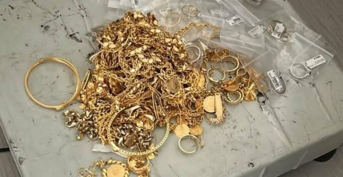 Dönüş yolunda gurbetçi ailenin aracından servet değerinde altın çıktı