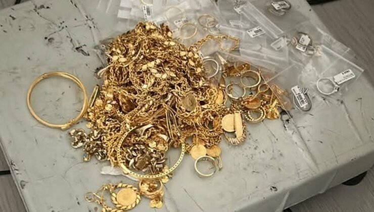Dönüş yolunda gurbetçi ailenin aracından servet değerinde altın çıktı