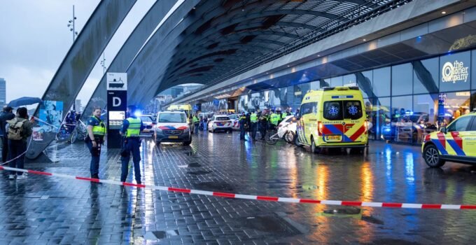 Hollanda’nın Başkentinde Bıçaklı Saldırı : 4 Kişi Yaralandı