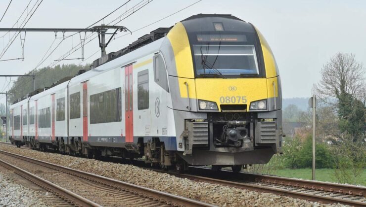 Gent-Lokeren tren hattındaki seferler otluk yangınları nedeniyle aksadı