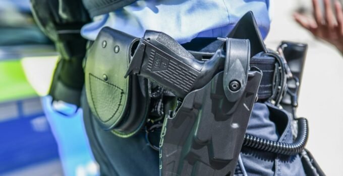 Almanya’da çatışma sırasında olay yerinden kaçan 2 polis ihraç edildi