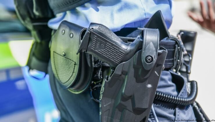 Almanya’da çatışma sırasında olay yerinden kaçan 2 polis ihraç edildi