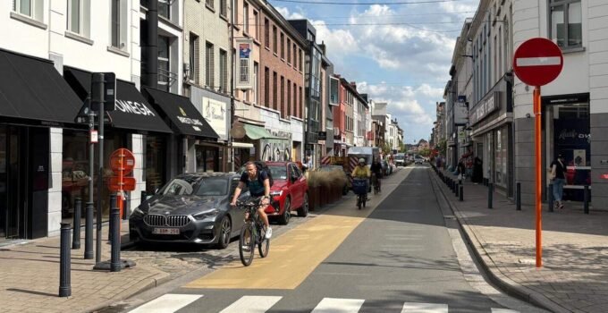 Gent Dampoortstraat’ta bisikletlilere tek yön zorunluluğu başladı
