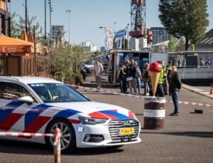 Hollanda’nın başkenti Amsterdam’da terasta silahlı saldırı