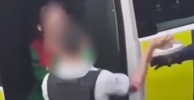 Belçika’da kelepçeli kadına tokat atan polis hakkında soruşturma başlatıldı