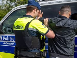Bekçika’nın Anvers şehrinde geçerli bileti olmayan 3 kişi bilet kontrol memurunu yaraladı