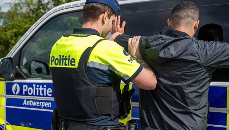 Bekçika’nın Anvers şehrinde geçerli bileti olmayan 3 kişi bilet kontrol memurunu yaraladı