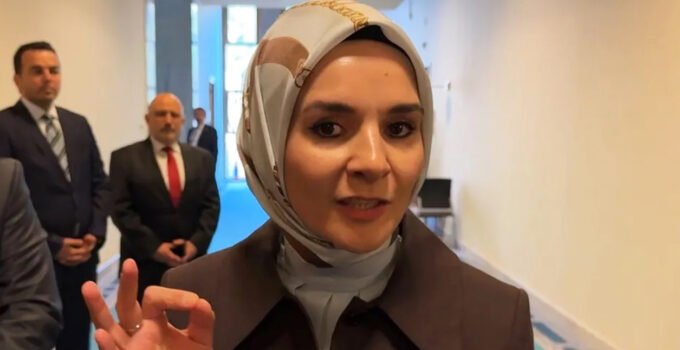 Bakan Göktaş’tan fon iddialarına sert yanıt: Naletliyorum, böyle bir siyaset olmaz, çamur siyasetinden bıktık.