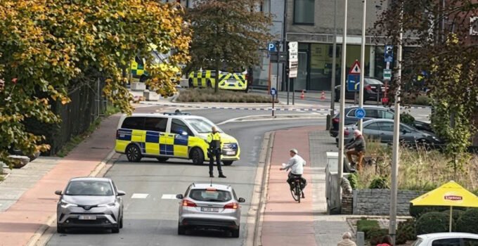Belçika’da bir poliklinikte baltalı kişiye polis müdahalesi
