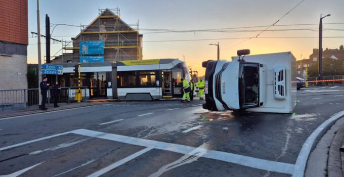 Belçika’nın Gent şehrinde tramvaya çarpan kamyon yan yatarak devrildi