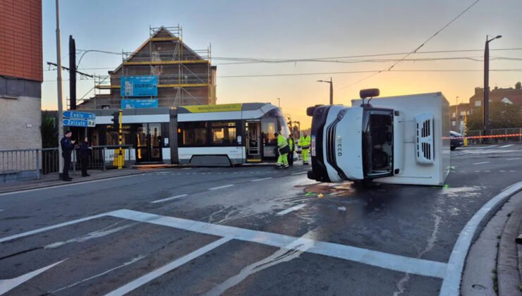 Belçika’nın Gent şehrinde tramvaya çarpan kamyon yan yatarak devrildi