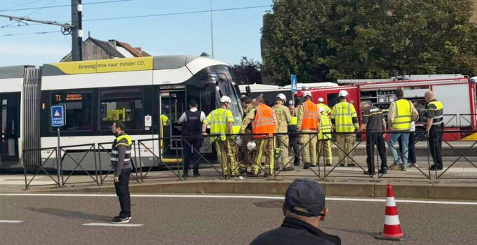 Belçika’nın Gent şehrinde 15 yaşındaki kız çocuğu tramvay ile peron arasına sıkıştı