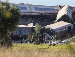 İspanya’da iki yüksek hızlı tren çarpıştı, 50 kişinin öldüğü bildirildi