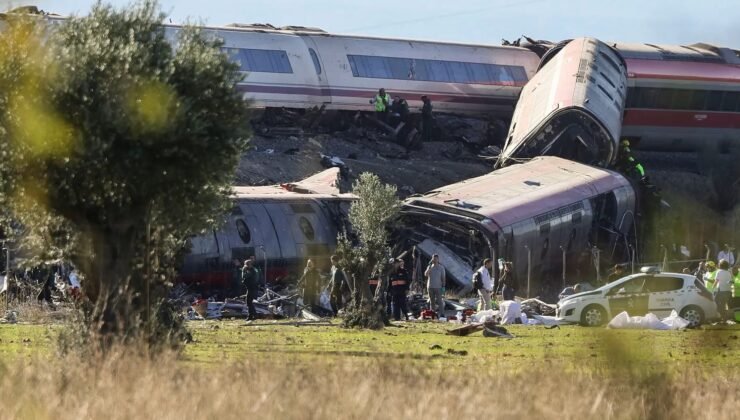 İspanya’da iki yüksek hızlı tren çarpıştı, 50 kişinin öldüğü bildirildi