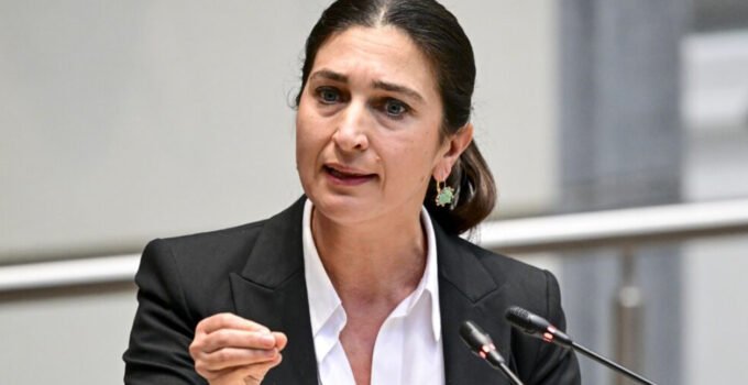 Flaman Eğitim Bakanı Zühal Demir, velilere hollandaca derslerini zorunlu hale getirmek istiyor