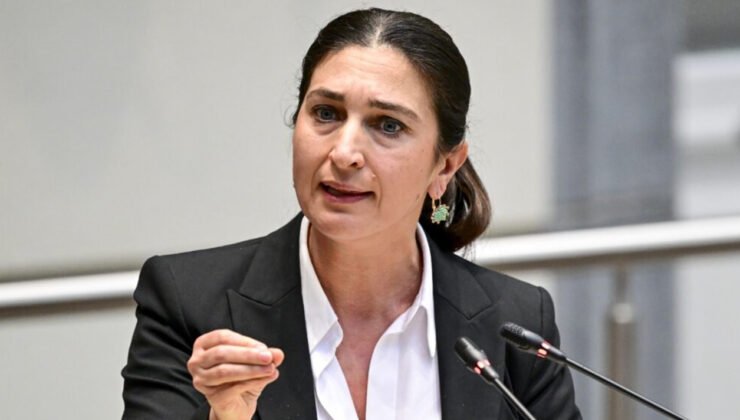 Flaman Eğitim Bakanı Zühal Demir, velilere hollandaca derslerini zorunlu hale getirmek istiyor
